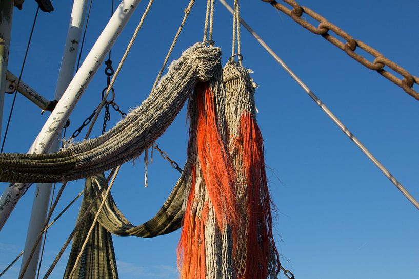 Detail van hangend net op een vissersboot van Tim Groeneveld