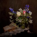 Stilleven bloemen en boeken van Guna Andersone thumbnail