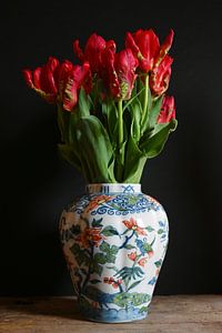 Tulipes perroquet dans un vase Makkum. sur StudioMaria.nl