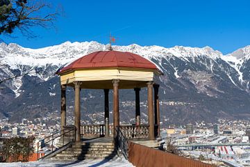 Innsbruck skigebied in Oostenrijk Tirol in de bergen Uitzicht op de stad van Animaflora PicsStock