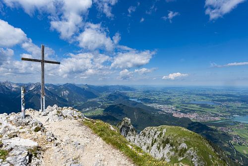 Panorama vanaf de Säuling, 2047m, tot Füssen en het merenlandschap in de Allgäu