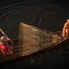 Pêcheur avec son fils sur le lac Inle au Myanmar sur Anges van der Logt