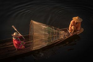 Pêcheur avec son fils sur le lac Inle au Myanmar