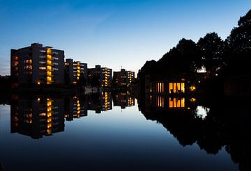 Spiegelingen in het Reitdiep van Iconisch Groningen