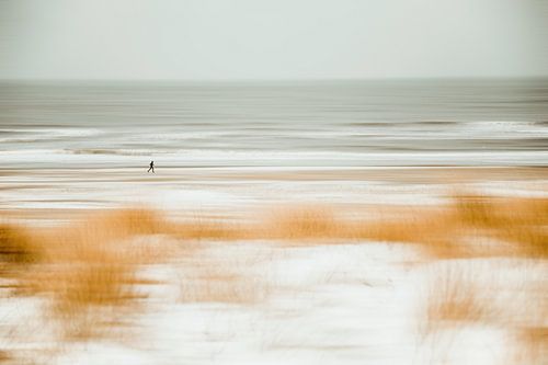 Loper op het winterstrand van Noordwijk, abstract