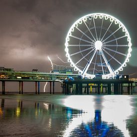 Thunderstorm behind the Ferris wheel on Scheveningen pier by Sjon de Mol