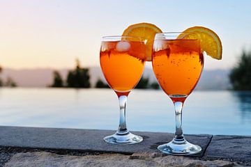 twee glazen met Spritz Veneziano, een Italiaans cocktaildrankje van aperol, prosecco en soda op een  van Maren Winter