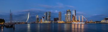 Panorama kop van zuid in de nacht van Prachtig Rotterdam