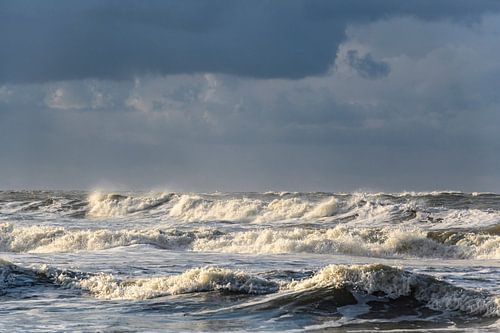 Golven op het strand op het eiland Texel in de Waddenzee