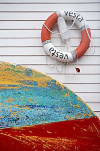Rettungsring über einem alten Boot