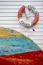 Rettungsring über einem alten Boot von Antwan Janssen Miniaturansicht