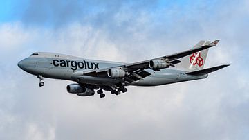 Landende Cargolux Boeing 747-400 jumbojet. van Jaap van den Berg