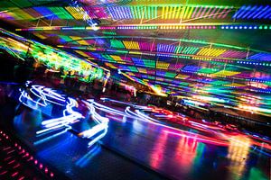 Vergnügungspark, ein Fest aus Licht und Bewegung.