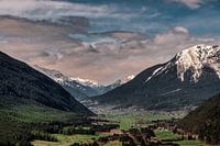 Vue sur la vallée entre les montagnes.