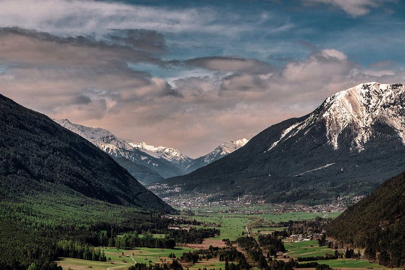 Vue sur la vallée entre les montagnes. par Ineke Mighorst