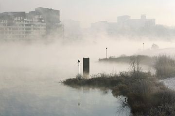 Mist boven de rivier de IJssel van Ronald Pol