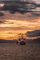 Schiff bei Sonnenuntergang