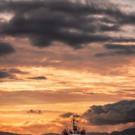 Ship during sunset by Koen Lipman