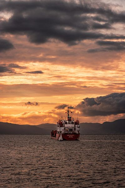 Schip tijdens de zonsondergang van Koen Lipman