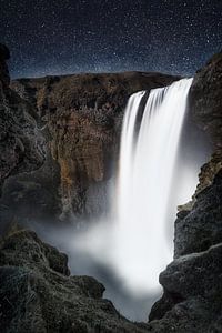 Skogafoss Wasserfall auf Island mit Sternen.