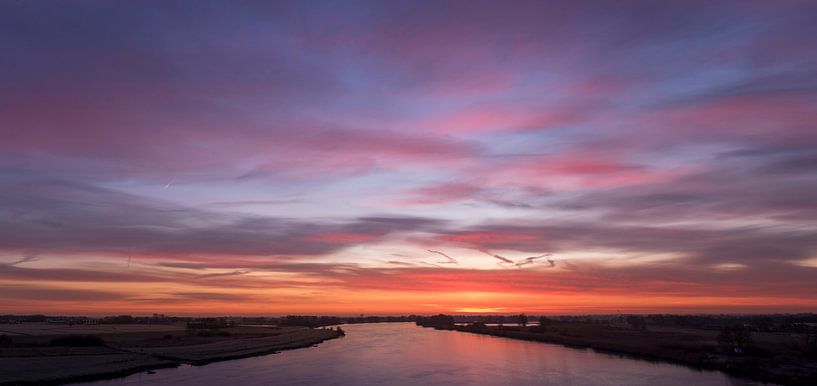 Der Fluss IJssel vor Sonnenaufgang von Erik Veldkamp