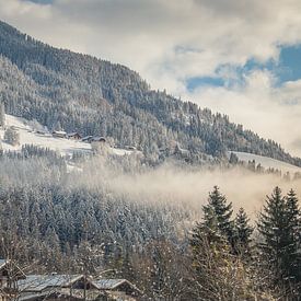 Winters dorpje op de bergflank in Oostenrijk van Mariette Alders