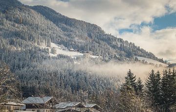 Winters dorpje op de bergflank in Oostenrijk van Mariette Alders