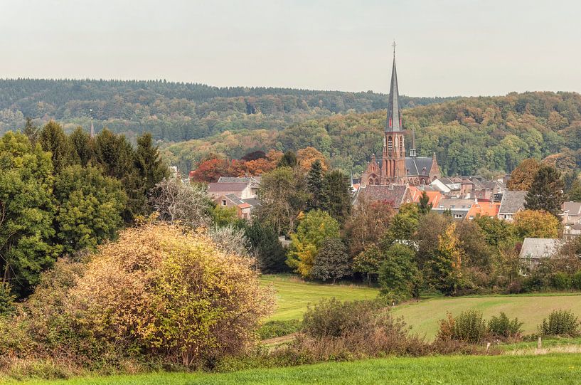 De Sint Paulus Kerk in Vaals omringd door herfstkleuren van John Kreukniet