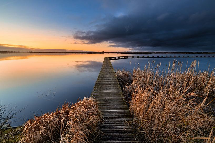 Een mooie kleurrijke zonsondergang boven 't Roegwold bij Slochteren in Groningen van Bas Meelker
