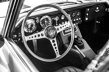 Jagauar E-type klassieke sportwagen dashboard in zwart en wit