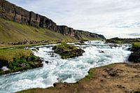 Des rapides devant une paroi rocheuse