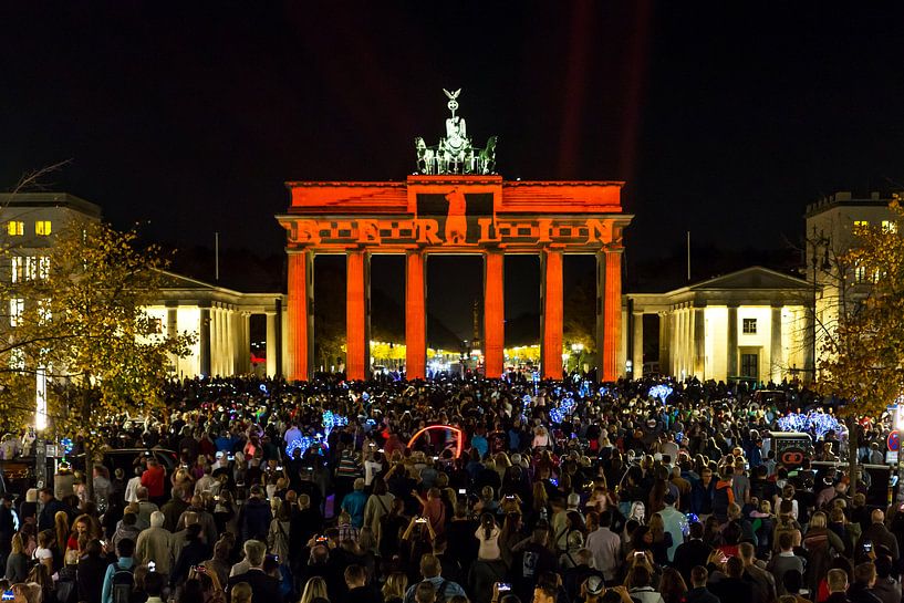 Brandenburger Tor mit rotem Berlin-Schriftzug-Projektion von Frank Herrmann