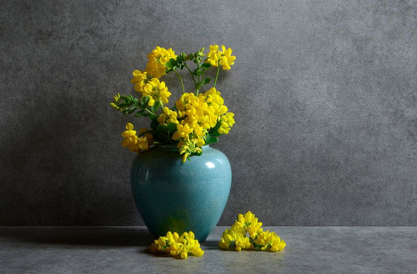 Stilleben mit gelben Blumen in einer Vase von Corinne Welp