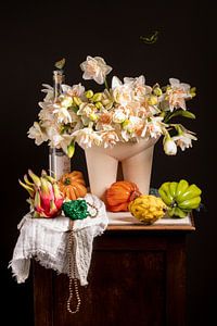 Stilleben mit rosa Narzissen, Drachenfrucht und Coeur de Boeuf-Tomaten