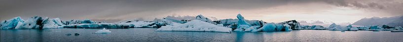 IJsbergen drijven in de Jokulsalon gletsjer lagune in IJsland van Sjoerd van der Wal Fotografie