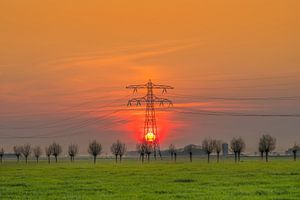 Zonsondergang achter een electriciteitsmast vlak buiten Leeuwarden sur Harrie Muis