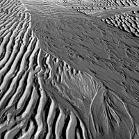 Muster, die vom Meer am Strand gebildet werden.