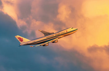 Air China Frachtbanking in einem düsteren Himmel
