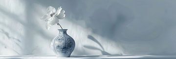 Minimalist still life vase with flower in grey-blue hue panorama by Digitale Schilderijen