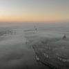 Le front urbain de Kampen dans le brouillard sur Evert Jan Kip