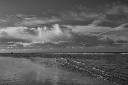strand bij Oostkapelle in Zeeland in zwart en wit van anne droogsma