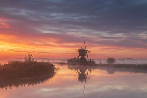 Les moulins de Kinderdijk avant le lever du soleil avec des nuages élevés