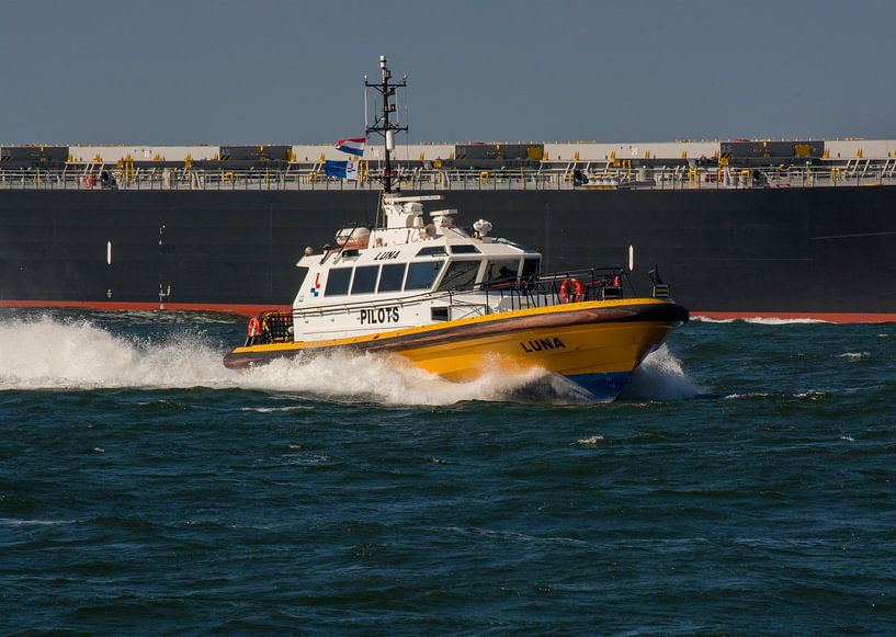 Des pilotes naviguant de navire en navire à IJmuiden. par scheepskijkerhavenfotografie