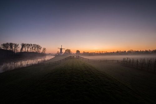Molen De Vlinder in Deil bij rivier de Linge in de Betuwe