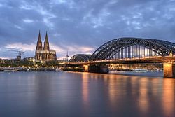 Der Kölner Dom vor einem schönen Abendhimmel