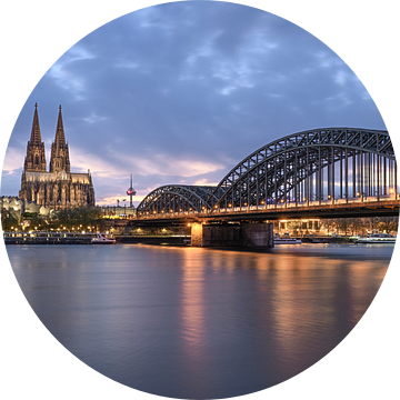 De Dom van Keulen voor een prachtige avondlucht