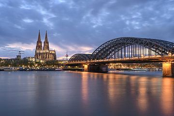 De Dom van Keulen voor een prachtige avondlucht van Rolf Schnepp