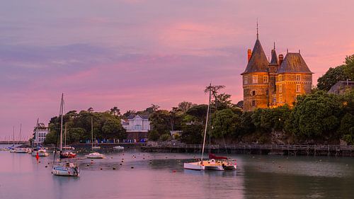 Zonsondergang bij het kasteel van Pornic, Loire-Atlantique, Frankrijk