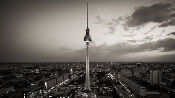 TV Tower Berlin (Black and White) van Alexander Voss