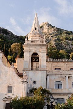 Oude klokkentoren in Taormina in Sicilië van Fotograaf Elise